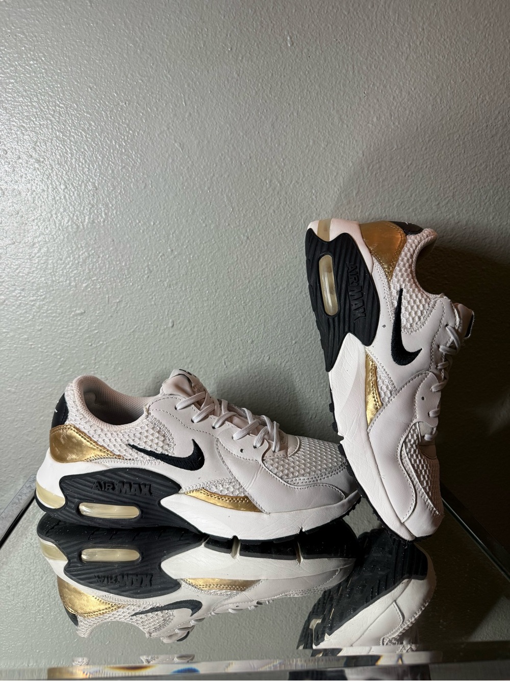 Nike Air Max Excee Women’s Size 8 White Black Metallic Gold Sneakers